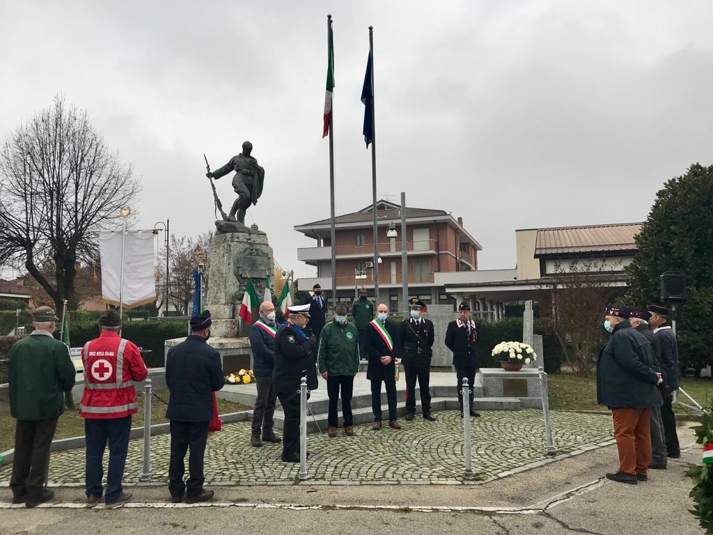 Cerimonia al monumento dei caduti a Montà. 4 novembre