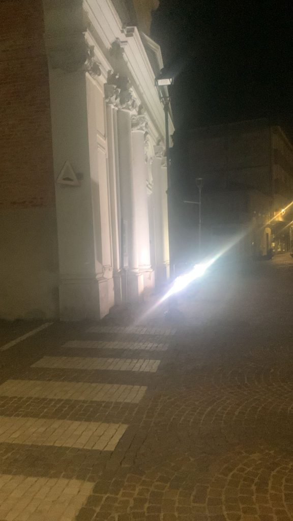 Illumina Novembre: Montà si accende di bianco per sensibilizzare sul tumore al polmone. Luce bianca su Chiesa San Michele.